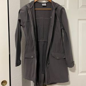 COLOMBIA LONG WATER RESISTANT TRENCH TYPE COAT.